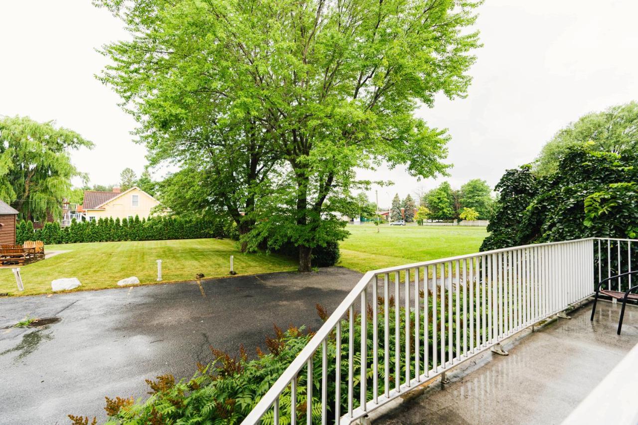 Auberge Harris Saint-Jean-sur-Richelieu Buitenkant foto