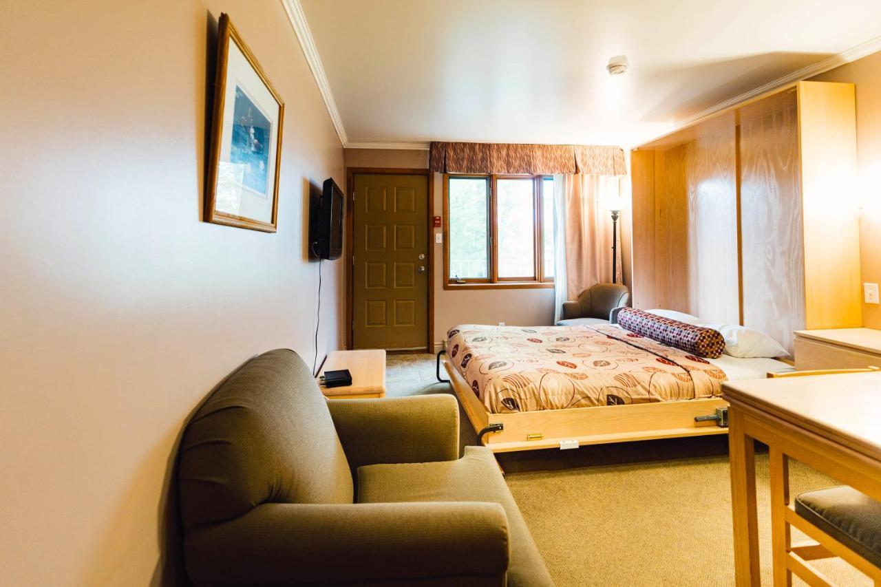 Auberge Harris Saint-Jean-sur-Richelieu Buitenkant foto