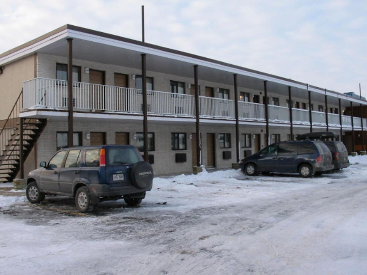 Auberge Harris Saint-Jean-sur-Richelieu Buitenkant foto